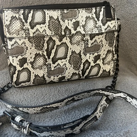 Steve Madden BLEXI Snakeskin Crossbody Bag Purse Vegan Chain Strap Zip Top Small - Picture 2 of 4